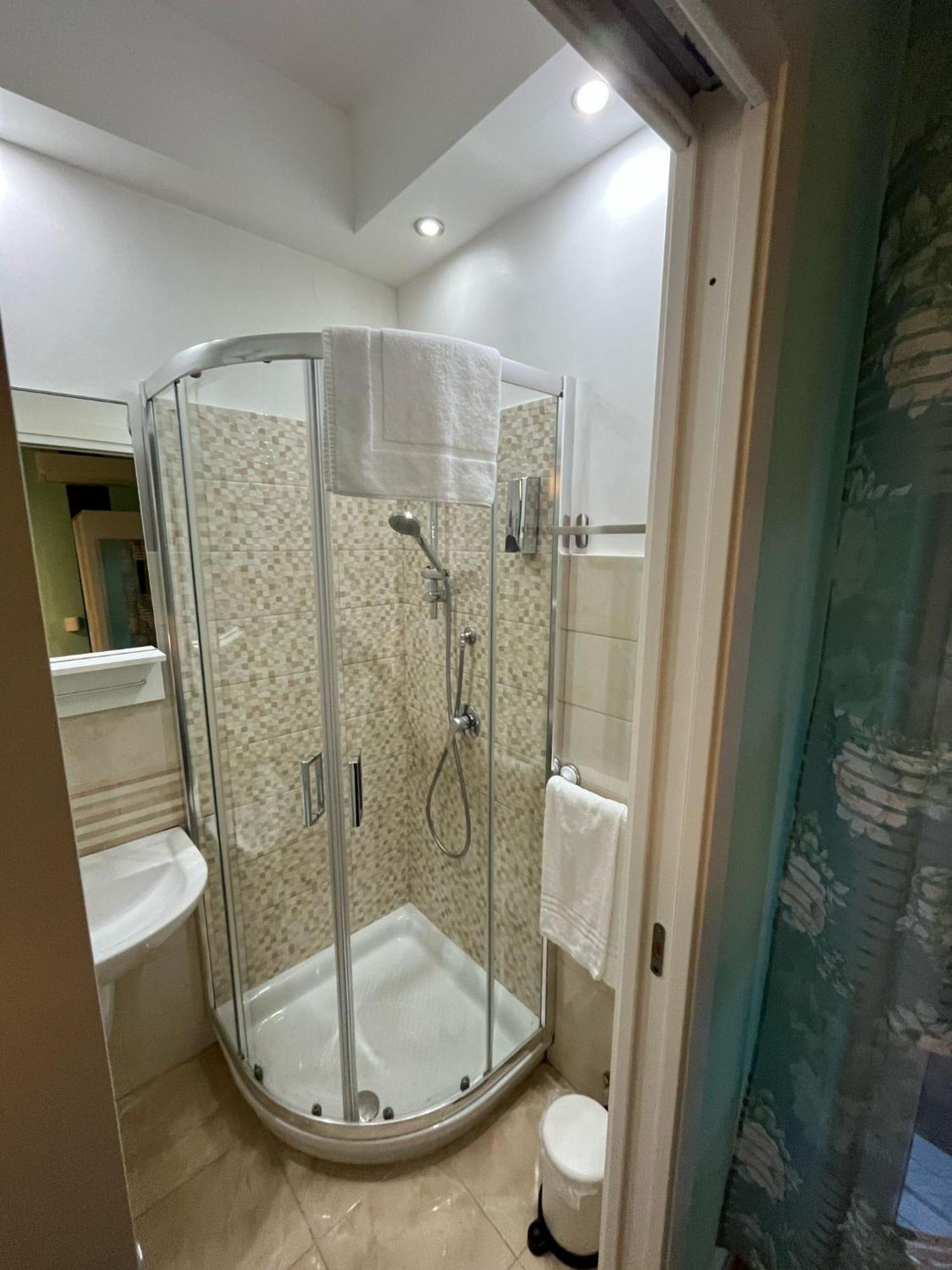 F.Rooms Napoli Bagian luar foto