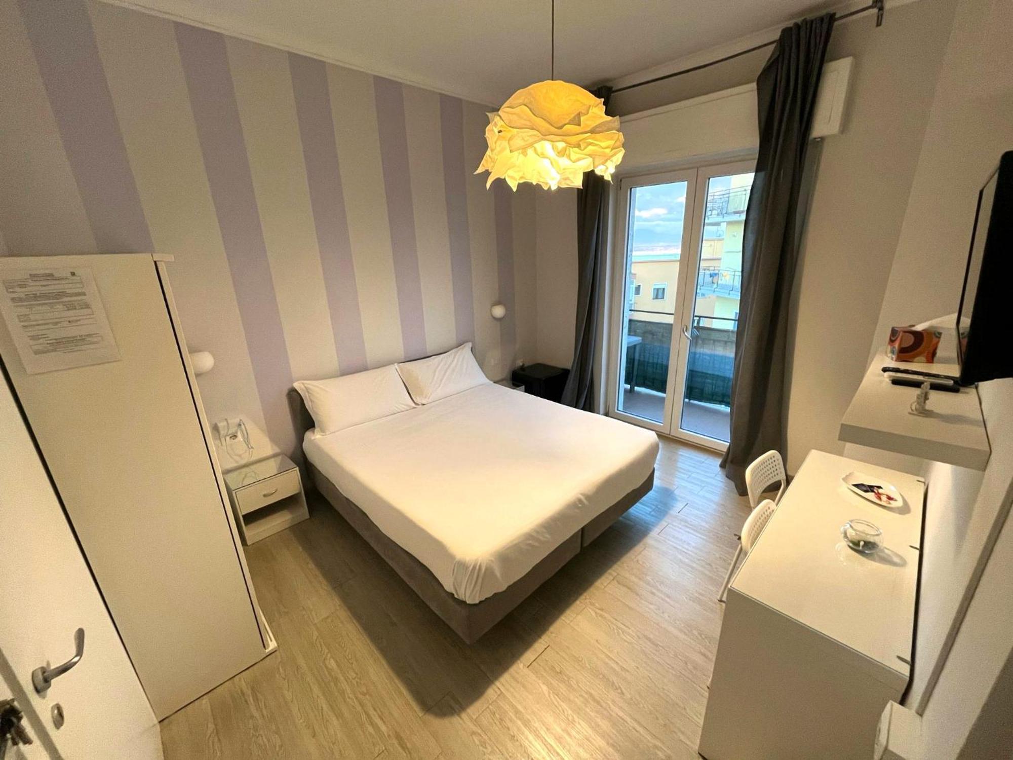 F.Rooms Napoli Bagian luar foto