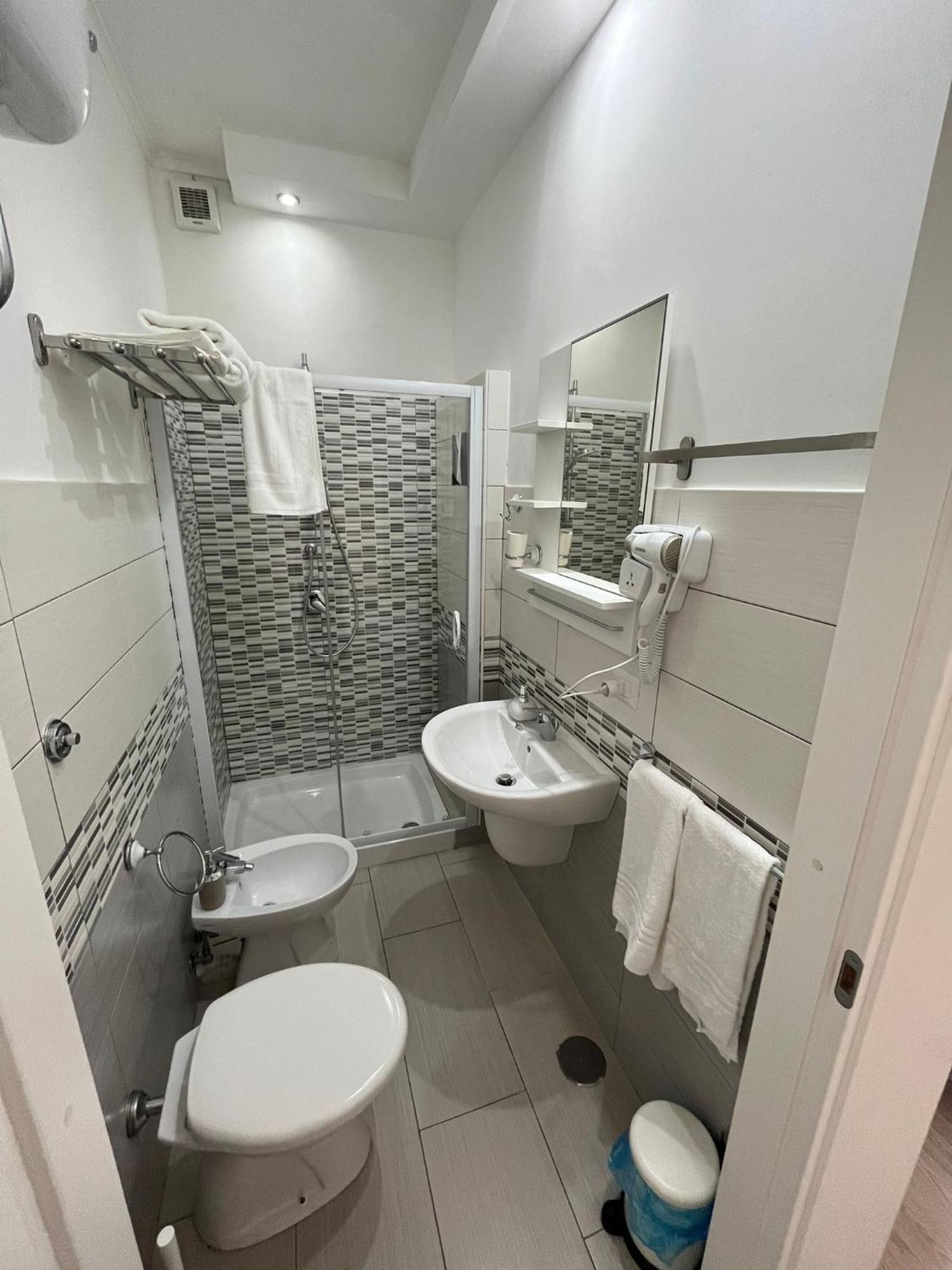 F.Rooms Napoli Bagian luar foto